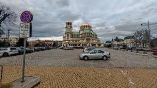 Пеевски каза и ние решихме: Парламентът освобождава паркинга до "Александър Невски" за хората